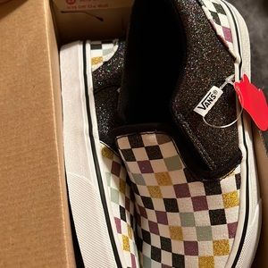 Never been worn I don’t know if they are still in stock!